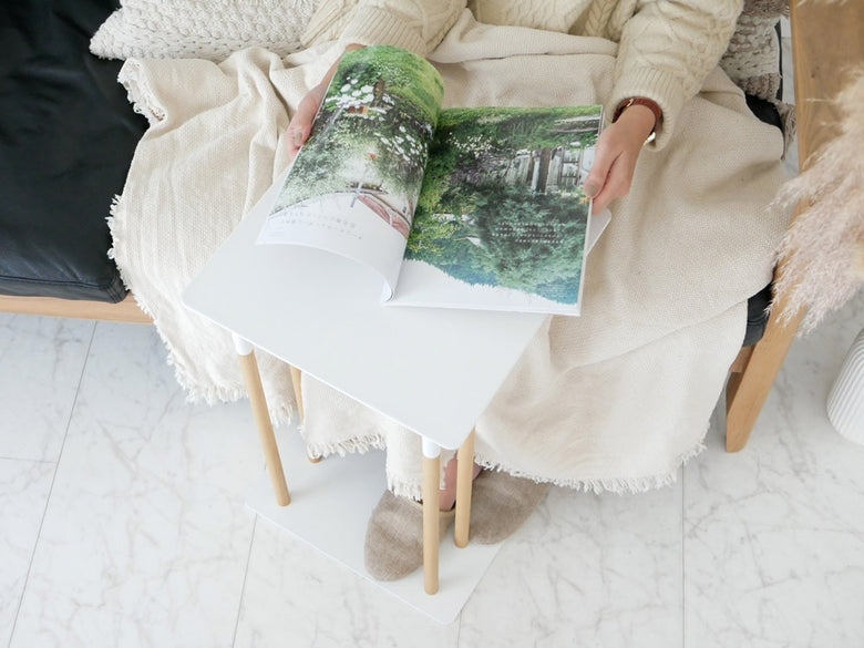 ヤマザキの差し込みサイドテーブルと花鉢が配置されたリビング