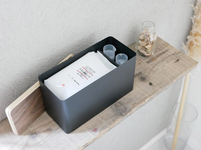 Yamazakiのサニタリー収納ケースが棚に並ぶオフィス用品の写真