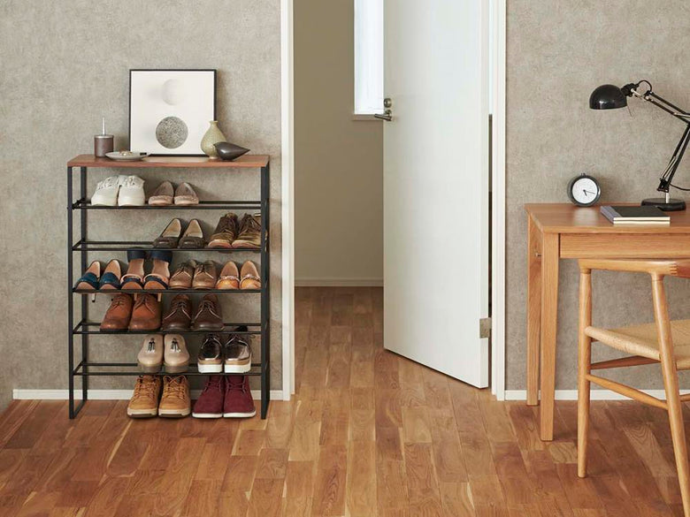 YAMAZAKI/towerの天板付きシューズラック。幅66cm、高さ87cmのスチールフレームに天然木天板を使用し、複数段の収納棚が備わっています。