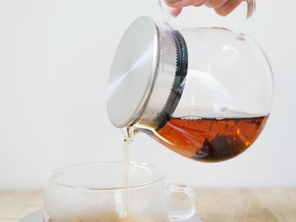 KINTOワンタッチティーポットとお茶のカップ