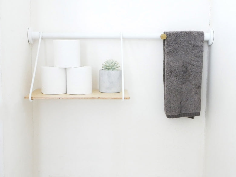 自然素材の棚に家庭用品や観葉植物が飾られています