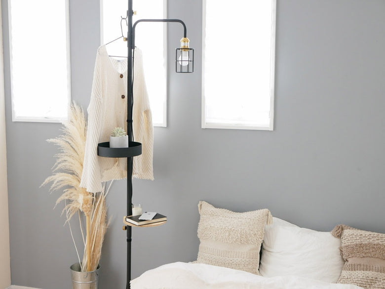 グレーのインテリアルームに照明、家具、観葉植物が配置された様子