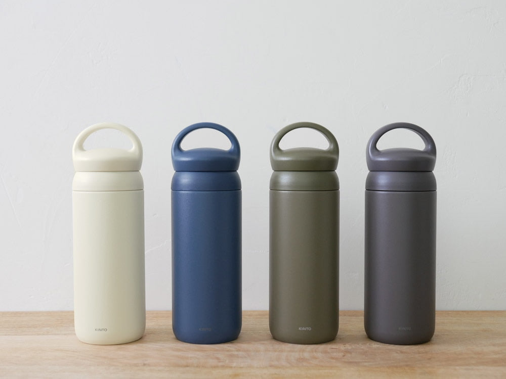 キントーのタンブラーを持つ子供