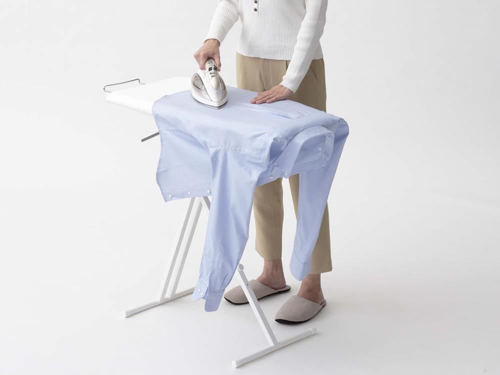 YAMAZAKIタワーのスタンド式軽量アイロン台とアイロン