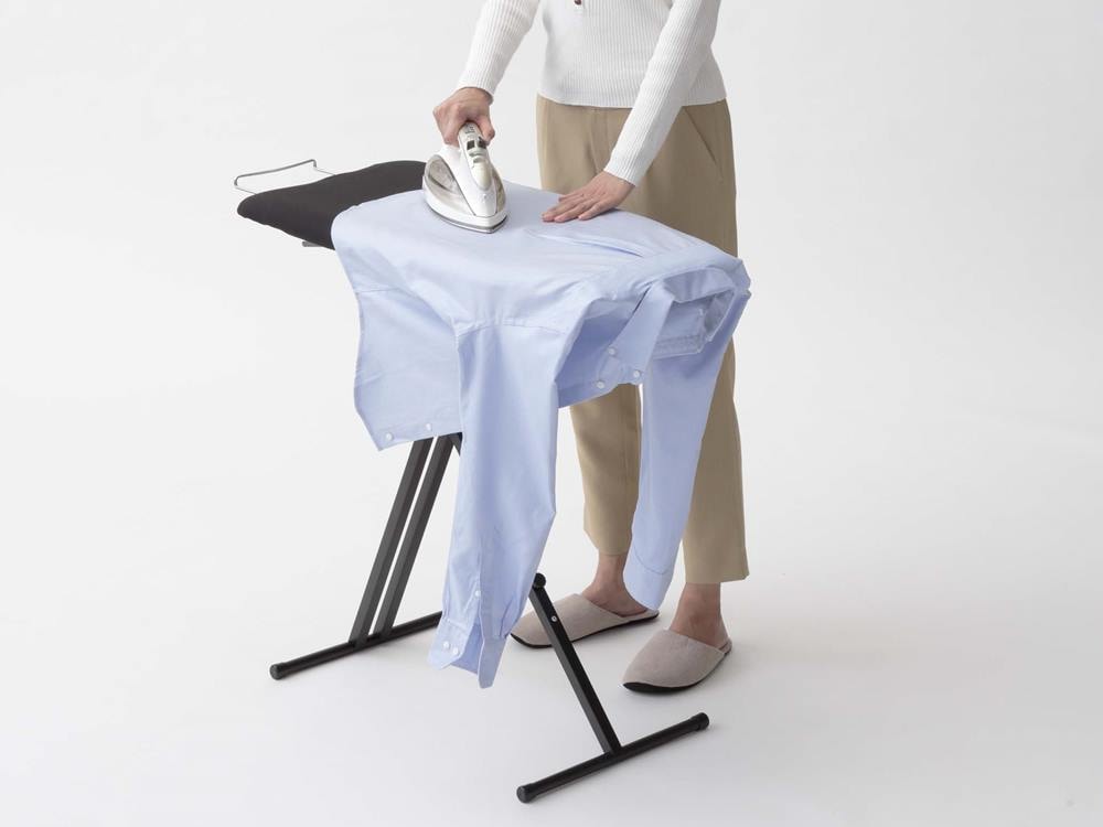 タワーの軽量スタンド式アイロン台とアイロン