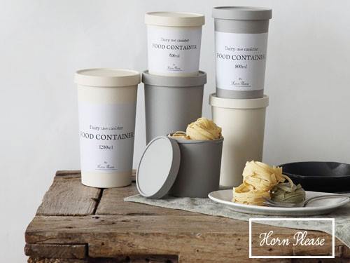 Horn PleaseのECOキャニスターと蓋が入ったパッケージボックス、コーヒーカップとカップスリーブが並ぶ写真