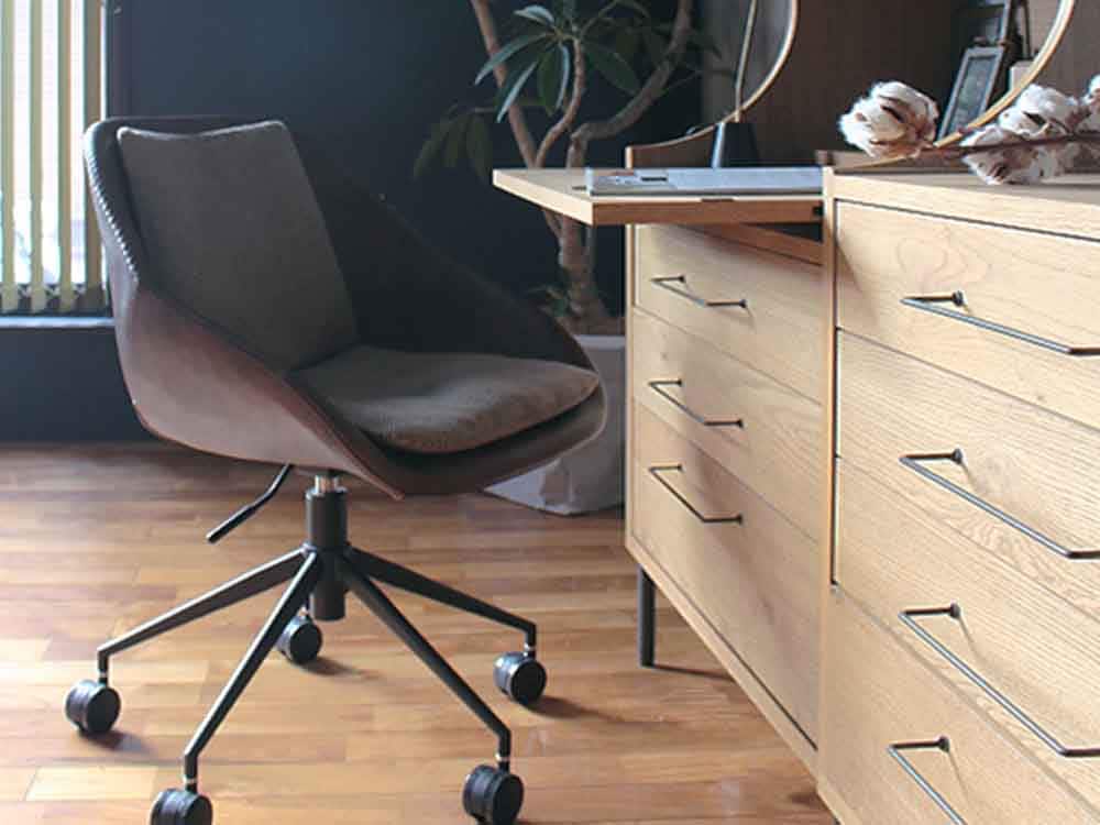 ブラウンの木製オフィスチェアと木張り床