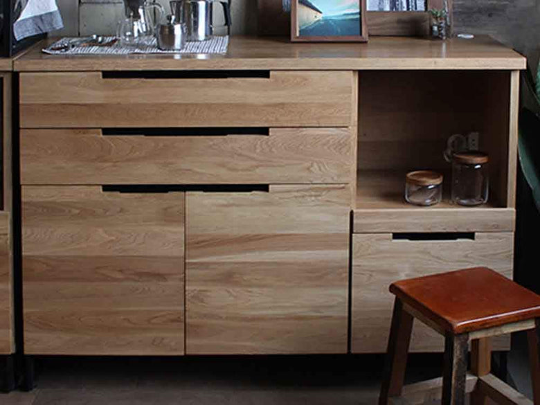 オーク無垢の木製カウンターボードと黒スチール取手