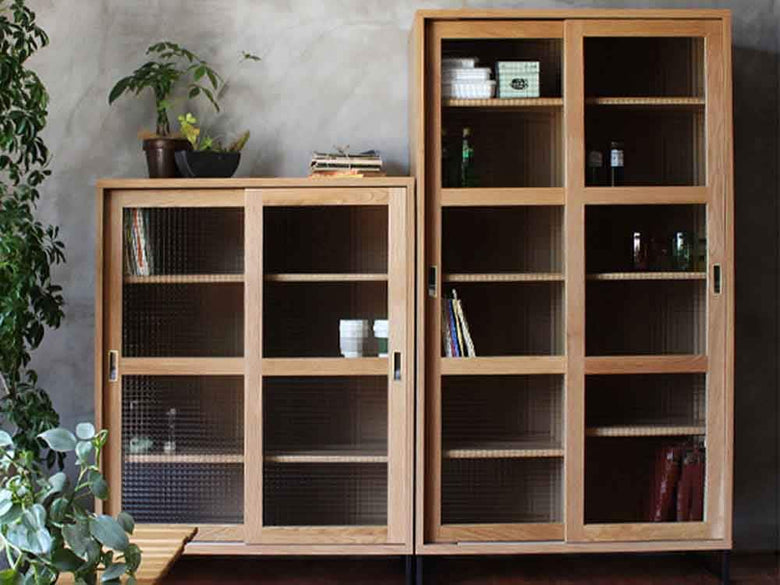 スライドガラスキャビネットと木製棚がある室内