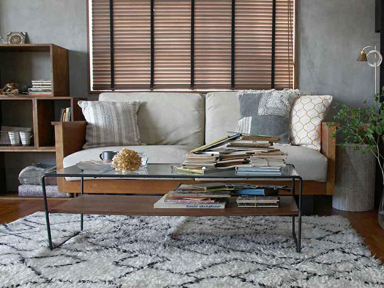 アデペシュのセンターテーブルが置かれたリビングルーム