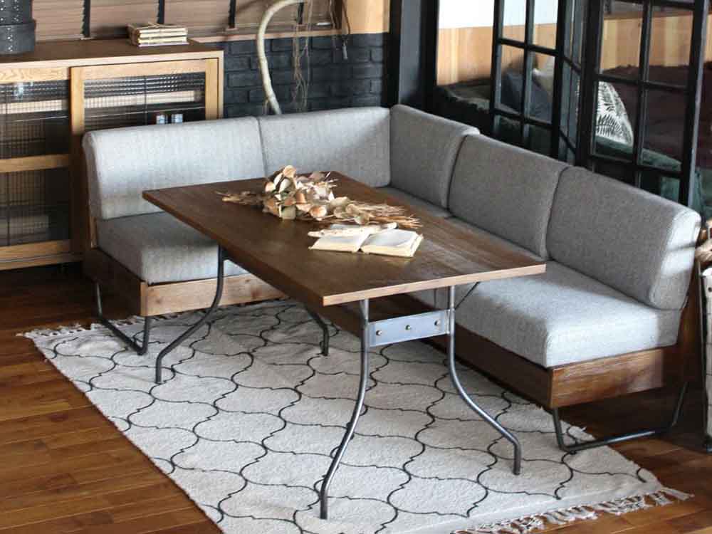 無垢材とスチールの温かみある木製テーブル