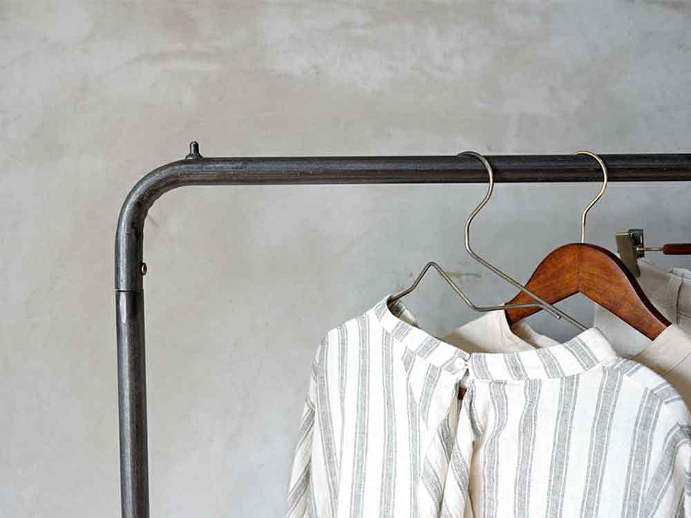 スチールパイプ製のアイアンハンギングスタンド