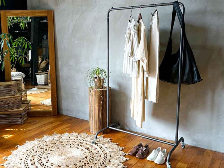 カーテンと鉢植えが掛かったアイアンハンギングスタンド