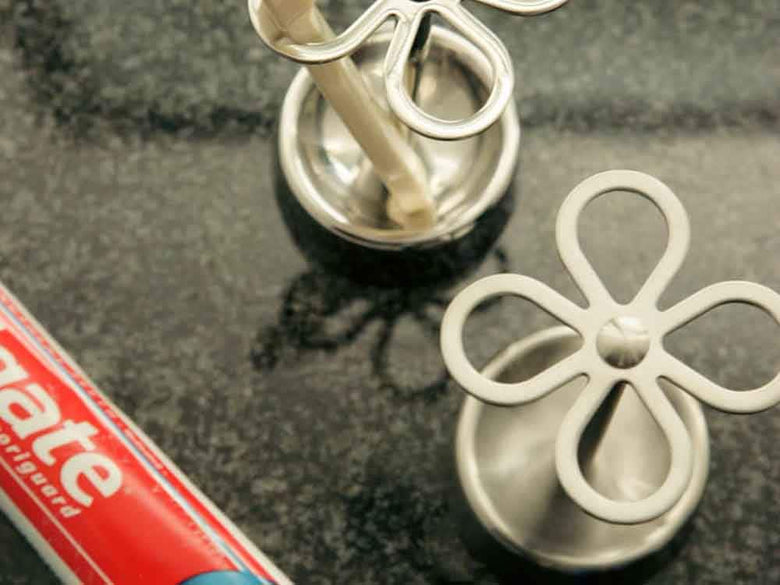 ダルトンのステンレス製4ホールブラシホルダー