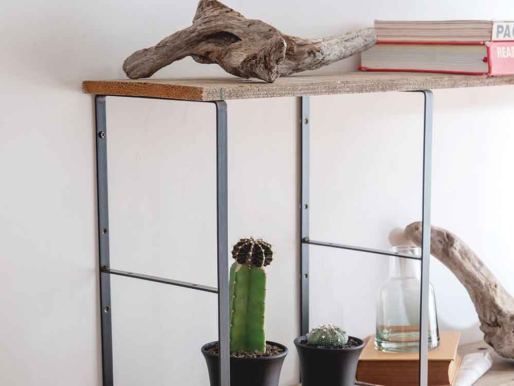 黒皮鉄シェルフブラケットに植物を飾った棚