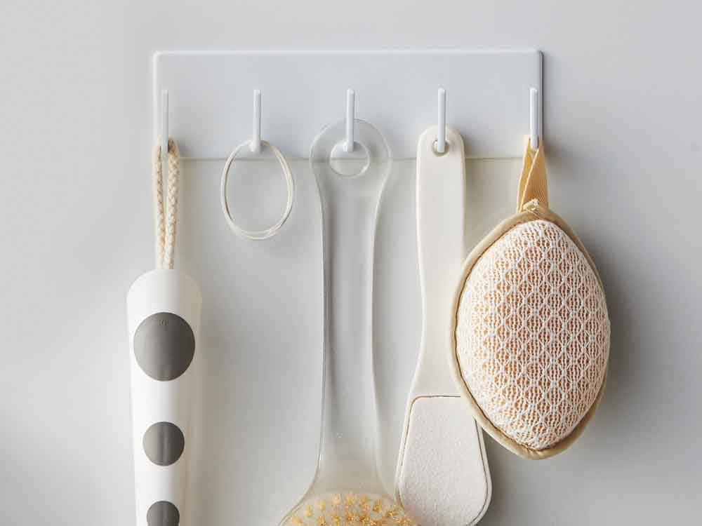 YAMAZAKI/タワー製ポルカドット柄マグネットバスルームフック、スチールとシリコーン素材で浴室の壁に取り付け可能