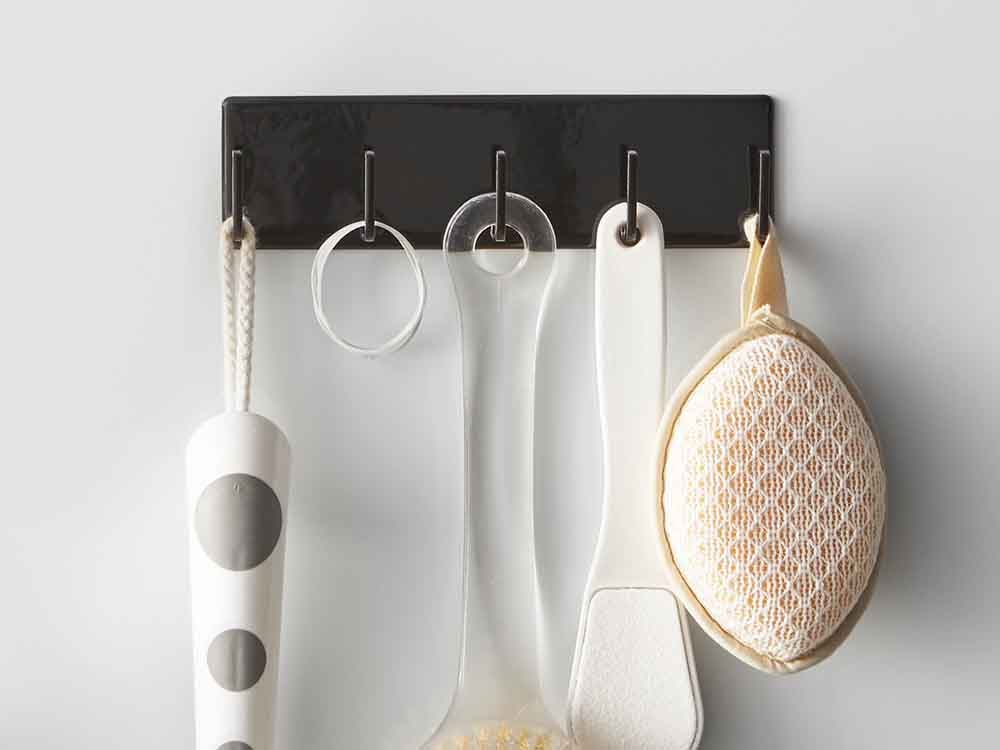 YAMAZAKI/tower製の銀色スチールマグネットバスルームフック