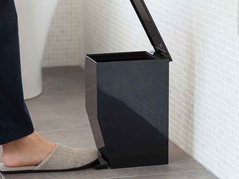 YAMAZAKIタワーのペダル式トイレポット、シルバーのペダルとプラスチック製本体が自然素材の台座に設置されたデザイン性豊かな製品