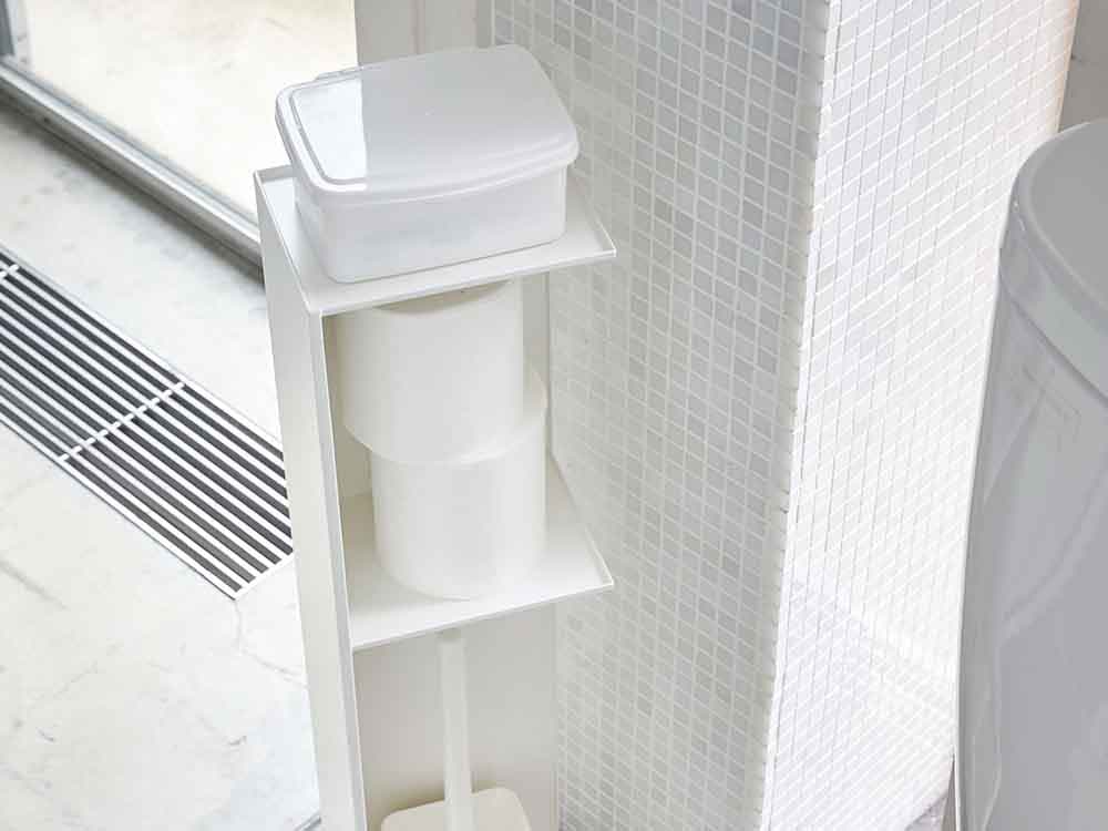 YAMAZAKI Towerスリムトイレラックのスチール製多段棚。陶器の花瓶や植物を置ける70.5cm高のデザイン。