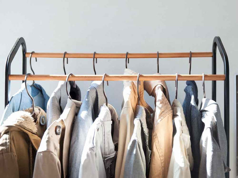 キャスター付きYAMAZAKI/towerハンガーラックに肩掛けバッグや衣類ハンガーが掛けられている様子