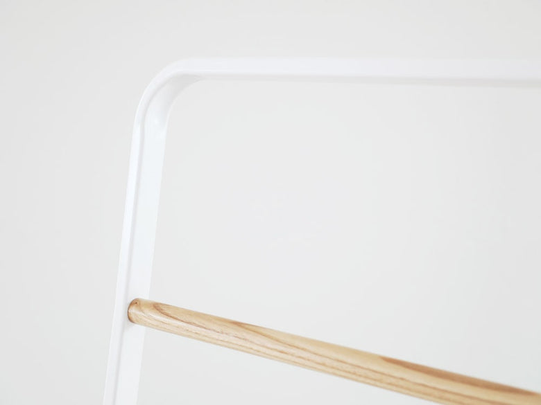 スチールと木で作られたタワー型コートハンガー