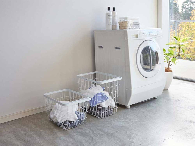 Yamazaki/towerのトスカランドリーワイヤーバスケット。スチール製で洗濯物を収納する家庭用バスケット
