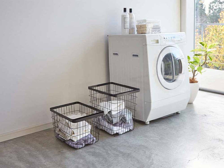 ランドリールームに設置されたYamazakiタワーtosca製ランドリーワイヤーバスケット。洗濯機と乾燥機の隣に配置されています。