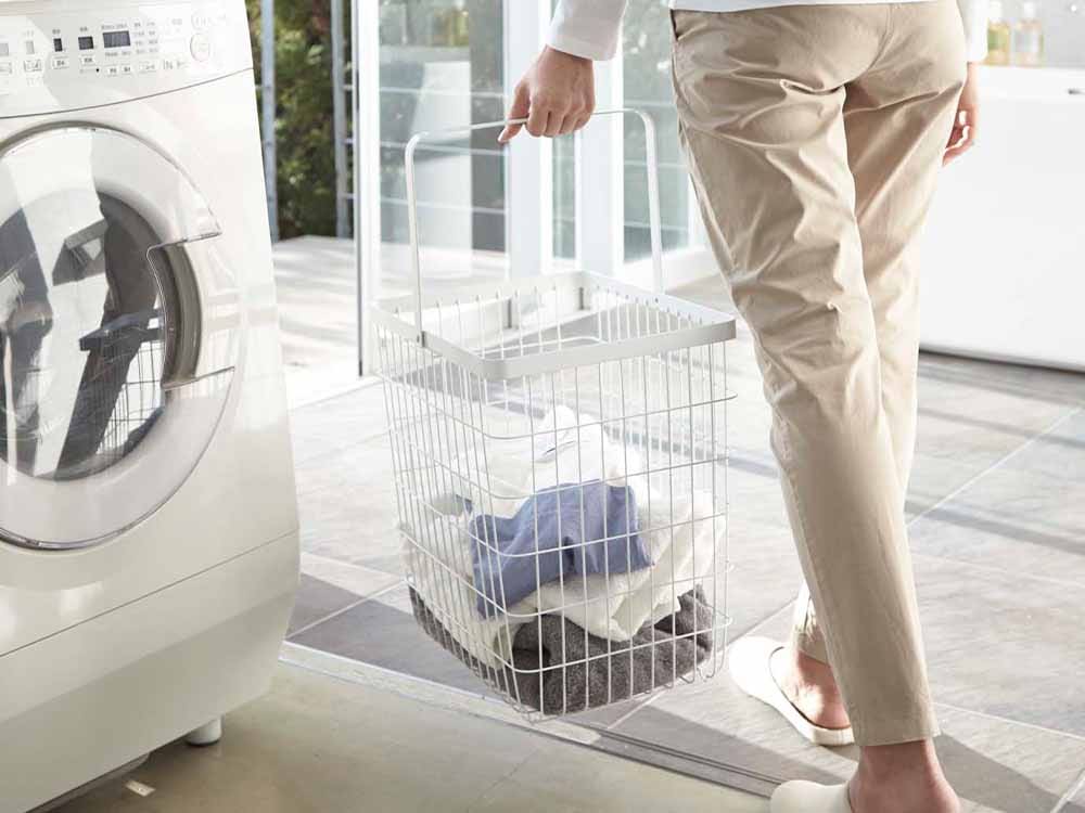 山崎/towerブランドのスチール製ランドリーワイヤーバスケット。シルバー色で洗濯機や乾燥機と一緒に使用可能な家庭用洗濯用品バスケット。