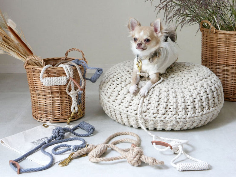 自然素材のウィッカーとウールを用いた猫と犬用の収納バスケットベッド