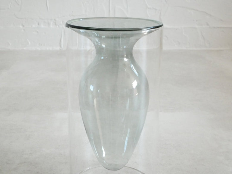 透明なガラス製ポッシュリビングのフロートベース。直径8cm、高さ15cmでテーブルのセンターピースに最適なデザイン。