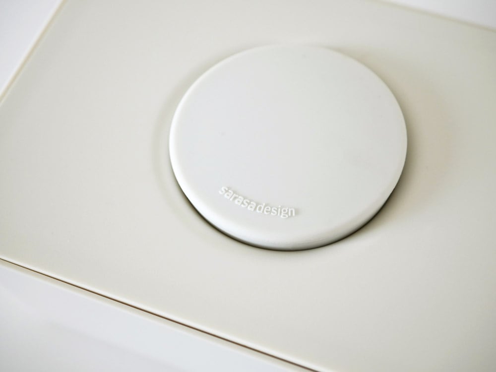 sarasa designのb2cウェットティッシュホルダー。ABS製本体とシリコン蓋を備えたコンパクトなデザイン。