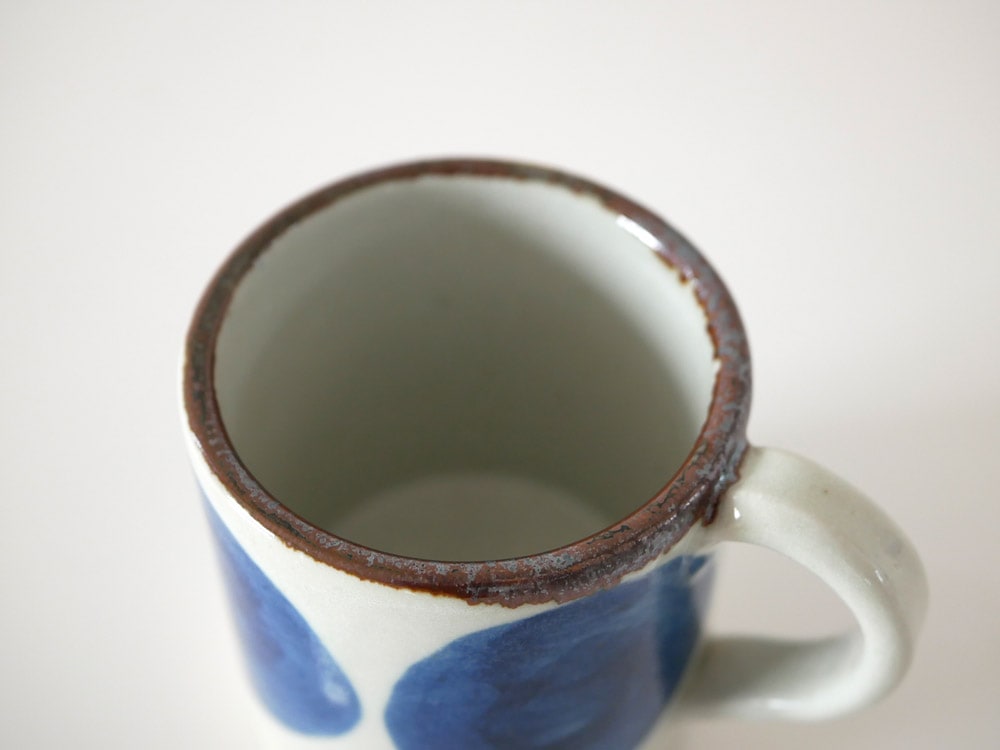 アデペシュの青い陶器マグカップ