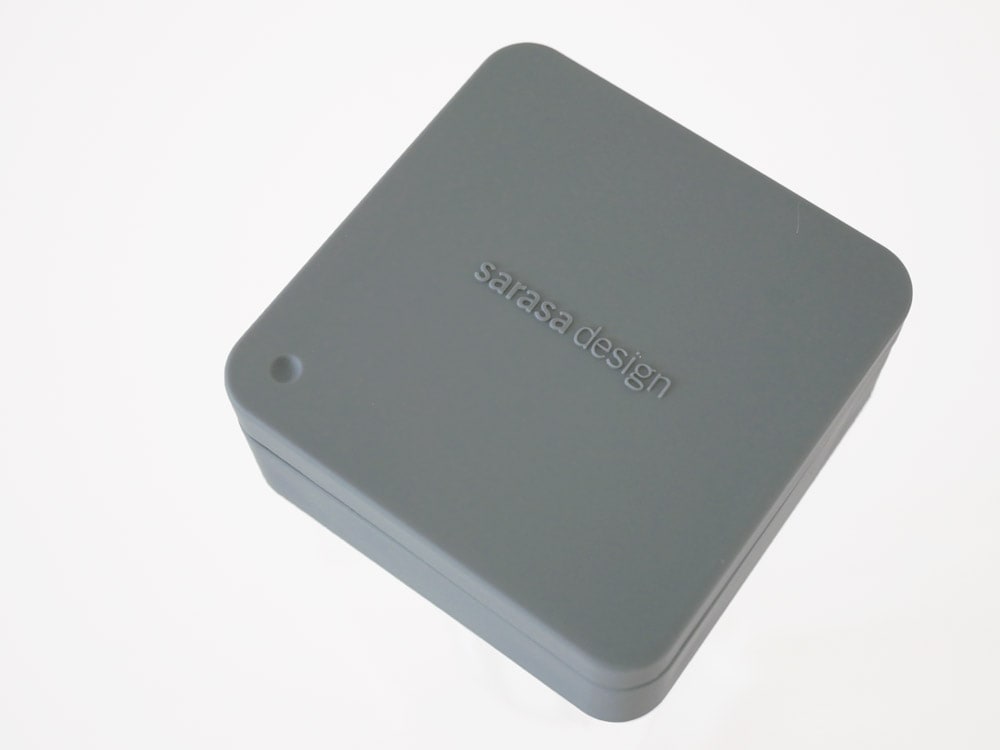 sarasa designのb2cウォータージャグ。水出しフィルター付き1.2リットル容量のメタクリル製水差し。