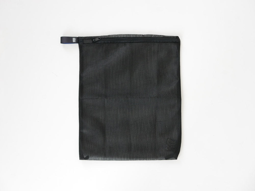 サラサデザインのフラットリバーシブルランドリーネット。メッシュ素材とレザー風ディテールが特徴的なポリエステル製品。