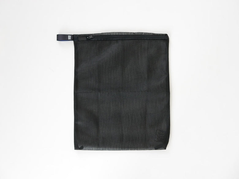 サラサデザインのフラットリバーシブルランドリーネット。メッシュ素材とレザー風ディテールが特徴的なポリエステル製品。