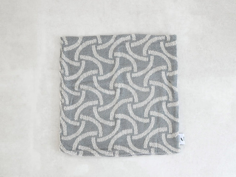 ポッシュリビングのグレー柄クッションカバー