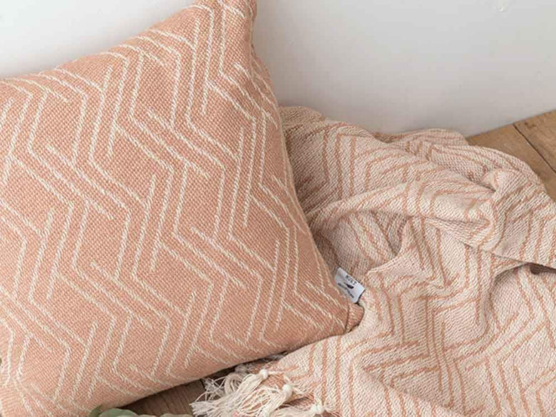ピンクとブラウンの織り模様クッションカバー