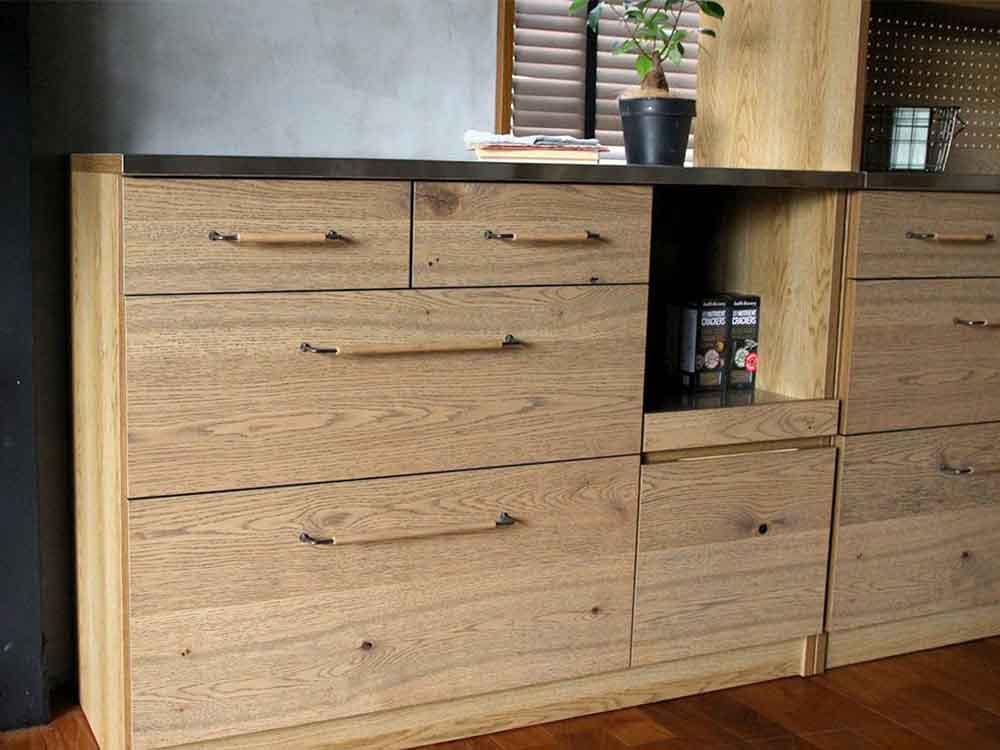 adepecheのオークとスチール製カウンターボード