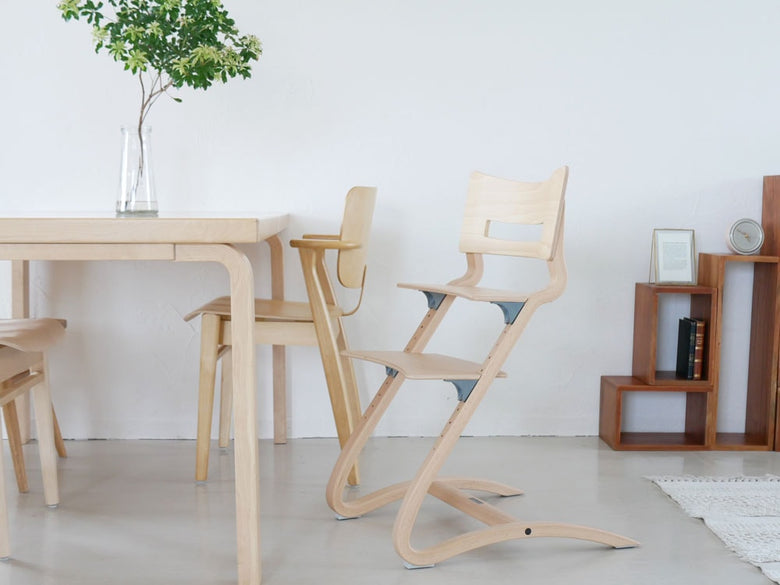 木製チェアに置かれたLeanderのクッション