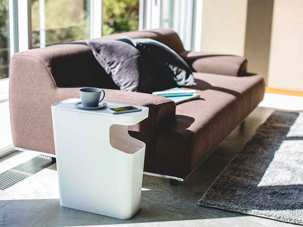 YAMAZAKI/towerのダストボックスとサイドテーブルがリビングに配置されている