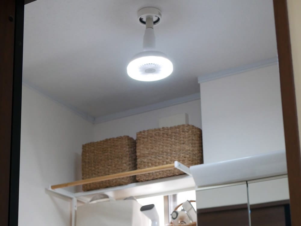 シルバーのTHREEUP人感センサー付きLED天井照明