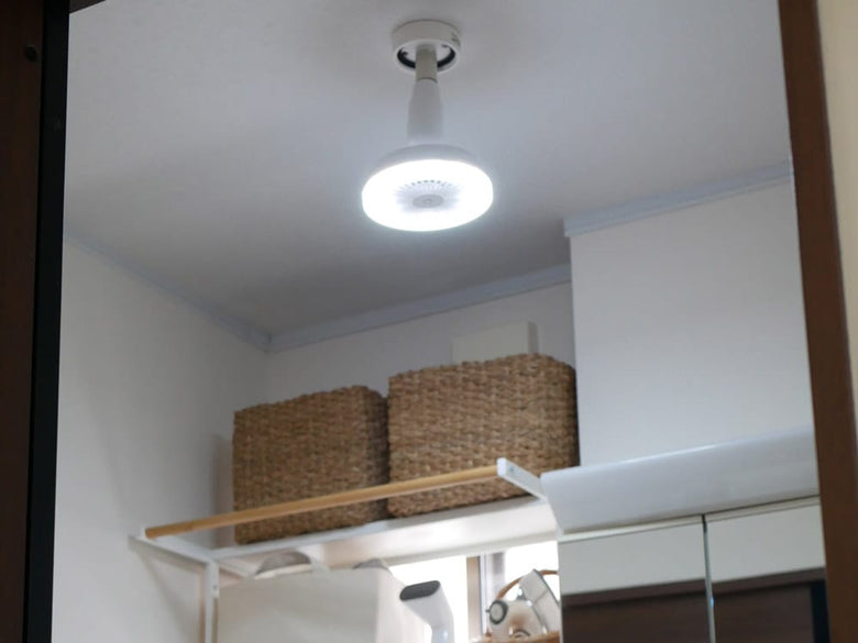 シルバーのTHREEUP人感センサー付きLED天井照明