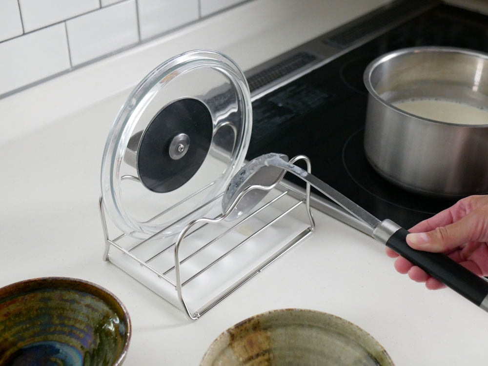 UtaUマルチスタンドにステンレス製のおたまが掛かっている