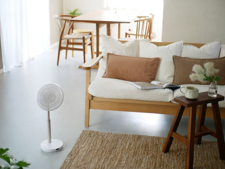 スリーアップ充電式スマートファンが置かれた室内