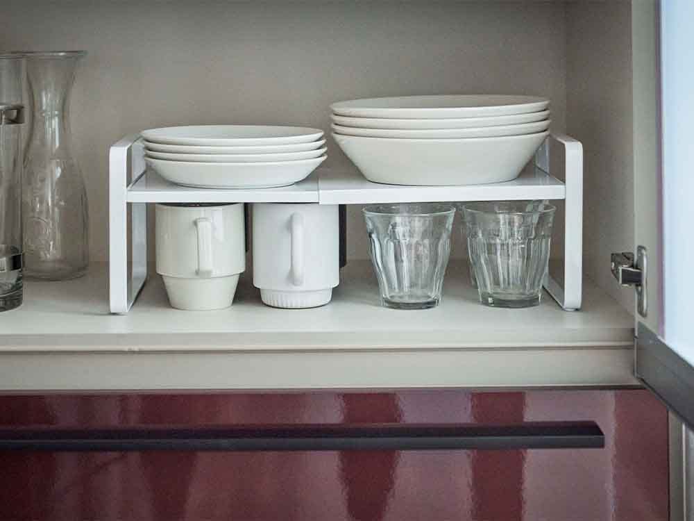 YAMAZAKIタワー伸縮収納ラックに整然と並んだ食器