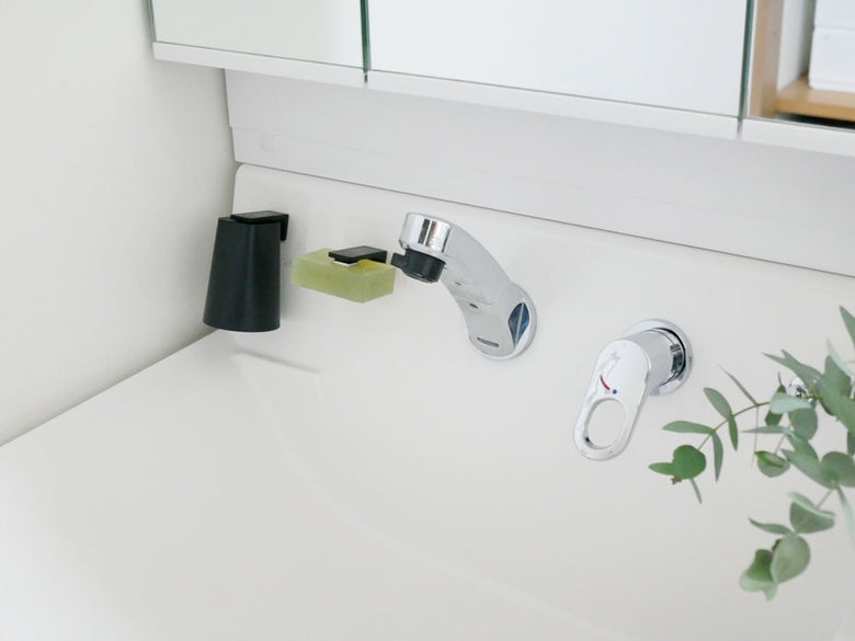 タワーのフィルムフックマグネットと石鹸ホルダー