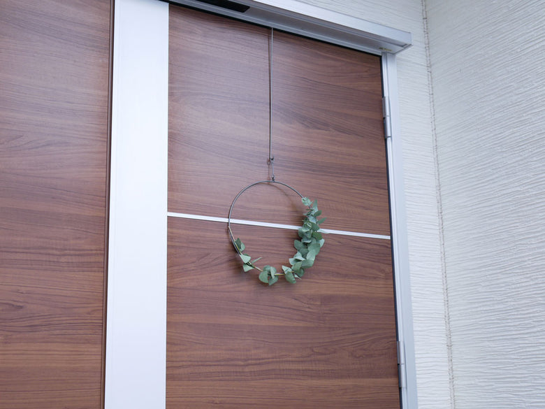 木製ドアに取り付けられたIRONリースフック