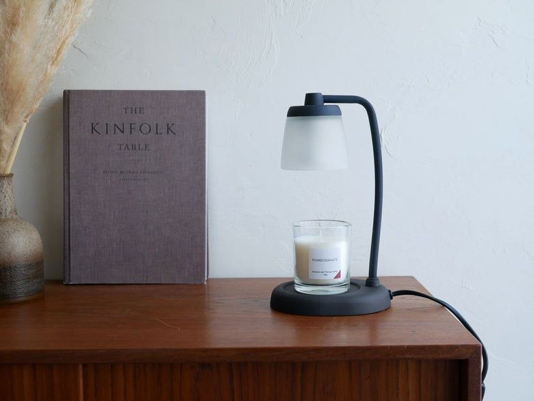 カメヤマキャンドルとランプが置かれたデスク