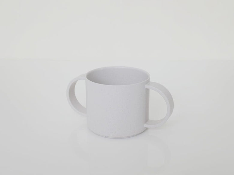 白色のtak.ビオキッズディッシュマグ