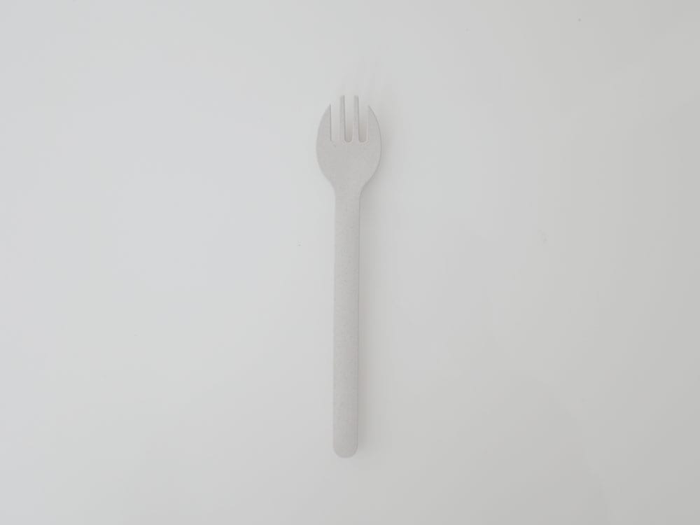 タックの白いビオキッズディッシュカトラリーセット